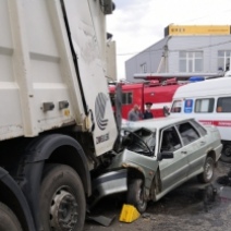 В Оренбурге ВАЗ врезался в стоящий мусоровоз