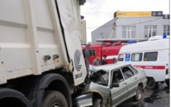 В Оренбурге ВАЗ врезался в стоящий мусоровоз