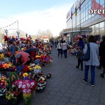 Оренбуржцы жалуются: продавцы венков и искусственных цветов заполонили тротуары