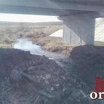 Мост сделали, а мусор свалили у речки: оренбуржцы бьют тревогу