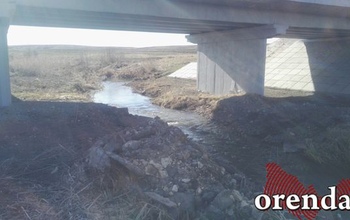 Мост сделали, а мусор свалили у речки: оренбуржцы бьют тревогу