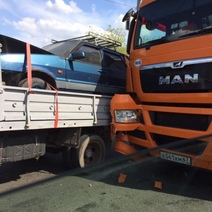 В Оренбурге на улице Донгузской случилось серьезное ДТП, парализовавшее движение