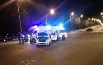 В Оренбурге ночью произошло тройное ДТП с участием автомобилей такси