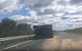 Возле поселка Нижняя Павловка перевернулся прицеп с зерном