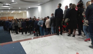 Оренбург скорбит: родные, близкие и друзья прощаются с жертвами тройного убийства (18+)