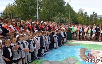 В школах Оренбуржья звенят последние звонки. ФОТО