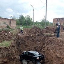 В Оренбурге водитель не заметил яму четырехметровой глубины