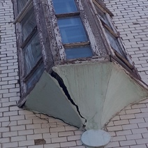 В Бузулуке солидный кусок штукатурки грозится упасть на головы прохожим