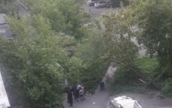 В Оренбурге школьница выжила после падения с 8-го этажа (18+)