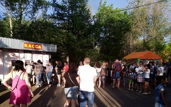 «Очередь как в Диснейленд»: оренбурженка пожаловалась на парк им.50-летия СССР