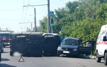 Под Оренбургом на трассе УАЗ перевернулся после столкновения с легковушкой