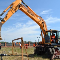 Оренбургские дорожники разливают по стаканам ковшом экскаватора