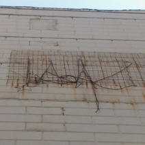 Жители оренбургской многоэтажки не могут добиться от коммунальщиков демонтажа опасной иллюминации