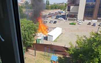 В Оренбурге рядом с ТРК «Сокол» полыхает мусор 