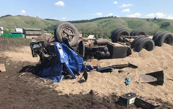 Водитель грузовика из Оренбурга погиб в ДТП в Башкирии (18+)