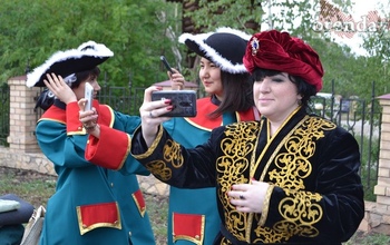 Жители и гости Оренбурга отмечают День России (ФОТО)