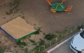 Жители оренбургской многоэтажки пожаловались на яму во дворе