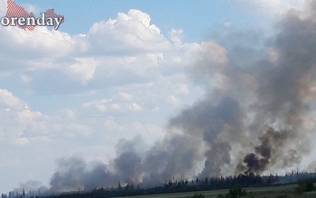 В Оренбургском районе лесной пожар тушат шесть расчетов 
