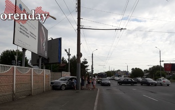 В центре Оренбурга иномарка снесла забор