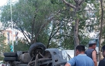 В Оренбурге на улице Родимцева перевернулась ГАЗель