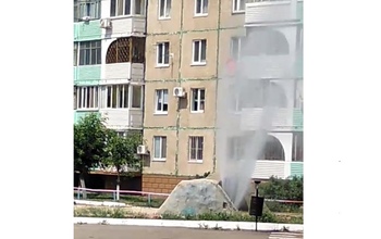 В Оренбурге прорвало трубу с горячей водой