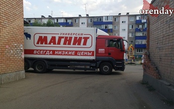 Оренбуржцы жалуются на грузовики «Магнита», «захватившие» тротуары 
