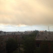 Под Новотроицком бушует крупный пожар, город окутало облако дыма