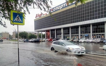 В дождь оренбуржцам не подобраться к пешеходным переходам