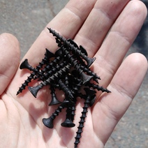 В Подгородней Покровке неизвестные разбрасывают саморезы на проезжей части