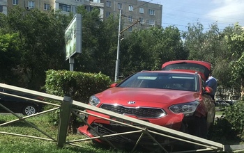 Очередная иномарка разнесла металлическое ограждение на ул.Чкалова Оренбурга