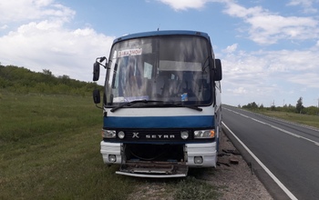 На трассе Оренбург-Казань у пассажирского автобуса спустило сразу три колеса