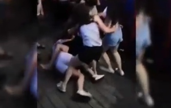 Полиция выясняет, из-за чего в Орске возле ночного клуба передрались девушки 