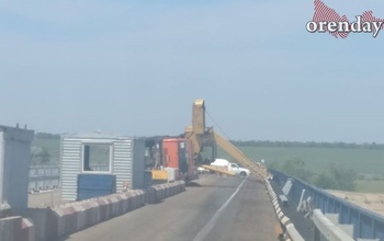 В Илекском районе дорожный кран свалился на трассу