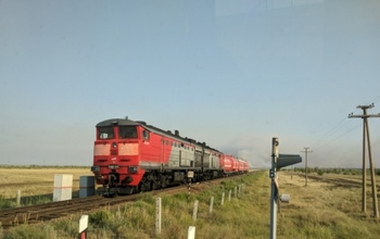 Борьба со степным пожаром в Новоорском районе продолжается второй день