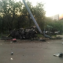 Под утро в Оренбурге Лексус протаранил ларек и фонарный столб