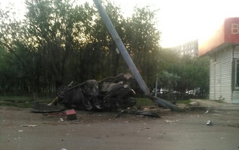 Под утро в Оренбурге Лексус протаранил ларек и фонарный столб