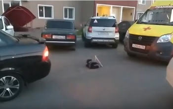 В Оренбурге во дворе жилого дома машина сбила ребенка