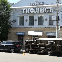 У ресторана в центре Оренбурга перевернулся фургон