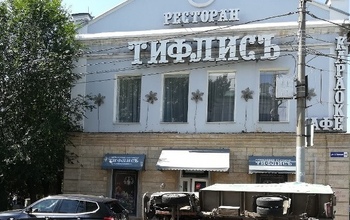 У ресторана в центре Оренбурга перевернулся фургон
