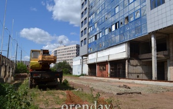 Перед сносом оренбургский недострой обследуют специалисты