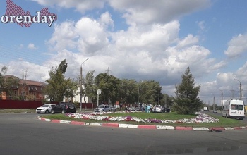 В клумбу на Терешковой влетел автомобиль 