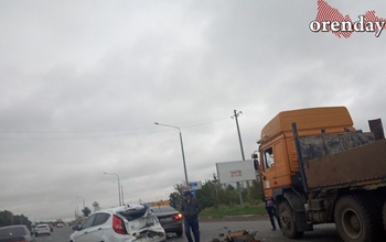 На объездной Оренбурга столкнулись три автомобиля