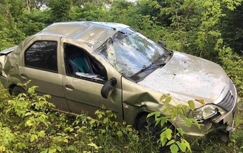 В Оренбургском районе автомобиль с двумя детьми опрокинулся в кювет