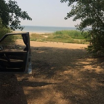 На берегу Ириклинского водохранилища мужчина стал стрелять по отдыхающим