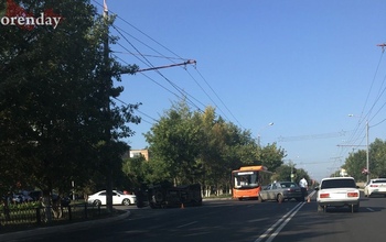 В Оренбурге на проспекте Дзержинского перевернулся автомобиль 