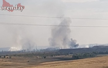 В Новотроицке в районе промзоны полыхает пожар