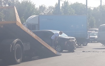 На проспекте Победы в Оренбурге столкнулись две иномарки