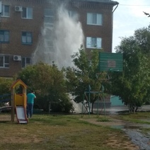 В Оренбурге забил новый фонтан: прямо по окнам многоэтажки