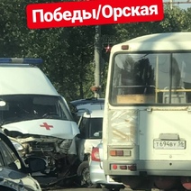 На перекрестке Орской и Победы в Оренбурге столкнулись несколько автомобилей 
