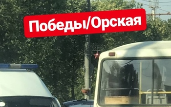 На перекрестке Орской и Победы в Оренбурге столкнулись несколько автомобилей 